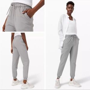 Lululemon Athletica Women’s High Rise Stretch Joggers, Light Gray, size 10
